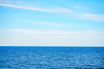 Blaues Meer und blauer Himmel