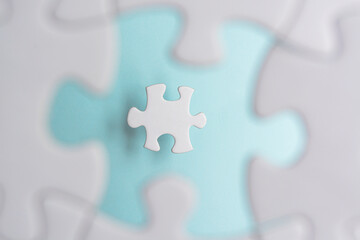 Obraz premium Puzzle pieces isolated on blurred blue background. Flat lay. Directly above.