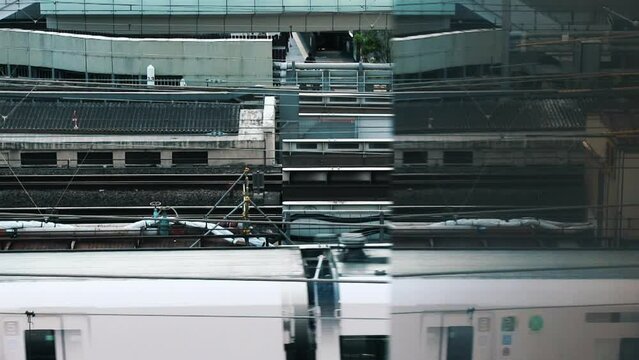 浜松町駅横を通過する東海道線特急E257系車両