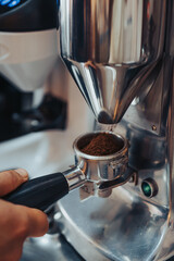 Barista haciendo café, en la cafetería Café di Rosa