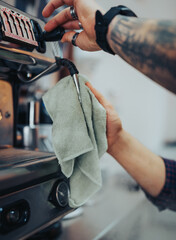Barista haciendo café, en la cafetería Café di Rosa