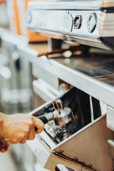 Barista haciendo café, en la cafetería Café di Rosa