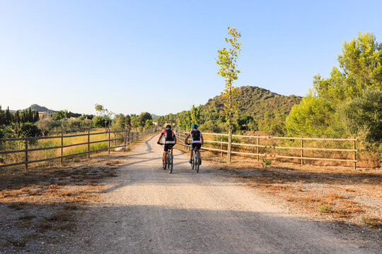 Ciclistas en camino de la V&iacute;a Verde Manacor-Art&aacute; de Mallorca