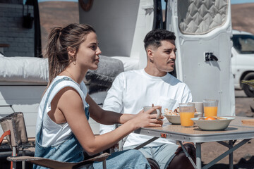 Obraz premium Desayuno en la playa, Camper life, van life