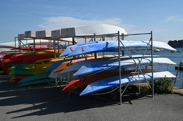Kayaks et barques sur des racks de rangement sur la port de plaisance de Dinard