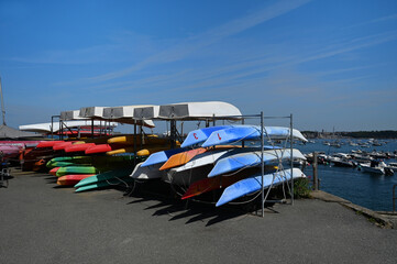 Kayaks et barques sur des racks de rangement sur la port de plaisance de Dinard