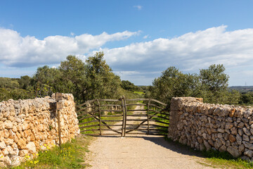 Barrera de madera de acebuche, típica de los caminos del campo de la isla de Menorca.