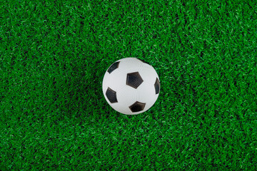 Obraz premium Top view of soccer ball on green grass field.