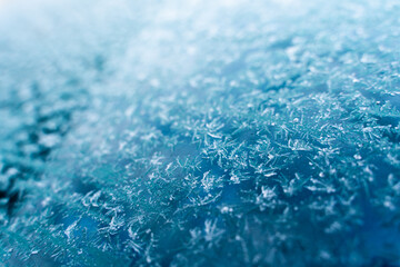 Obraz premium The windshield of the car is covered with frost and frostbite close-up