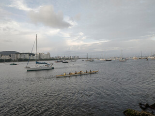 Fototapeta premium horizon landscape mountain forest stone sea beach sky cloud dawn city building sun low sun sunrise paradise life rest calm beautiful beauty short wall rower boat canoe Cristo Corcovado Rio de Janeiro 