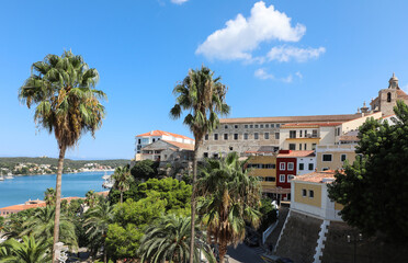 Fototapeta na wymiar Puerto de Mahón (Menorca), con palmeras y casas típicas de la Menorca británica.