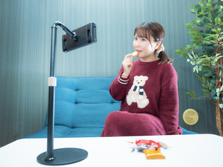 動画配信する女性