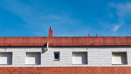 Tejado de edificio de baldosas en pueblo costero