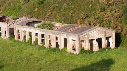 Fototapeta na wymiar Edificio derruido en mina abandonada