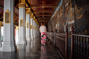 Joven paseando por Gran Palacio, en Bangkok, Tailandia	