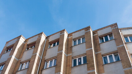 Edificio costero de ladrillo amarillo