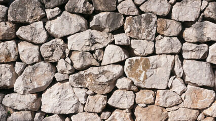 Muro de contención de rocas grises
