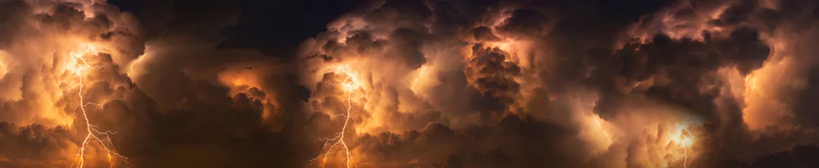 Fototapeten Panorama Dunkle Wolke nachts mit Donnerbolzen. Schwerer Sturm mit Donner, Blitzen und Regen im Sommer. © noon@photo