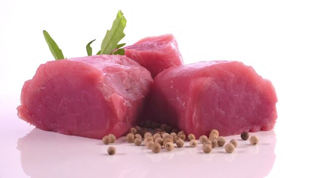 Rohes Schweinefilet - Fleisch roh auf wei&szlig;em Hintergrund - Drehteller