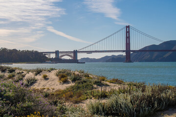 Panorama Blick vom Strand auf die Golden Gate Bridge und Bucht von San Francisco