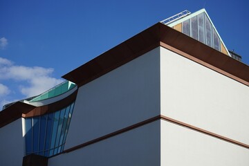 Moderne Architektur des MMK Museum für Moderne Kunst vor blauem Himmel im Sonnenschein am...