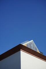 Modernes Dachfenster vor blauem Himmel im Sonnenschein eines Museum an der Berliner Straße in...