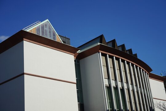 Fassade in Naturfarben und moderne Architektur des MMK Museum f&uuml;r Moderne Kunst vor blauem Himmel im Sonnenschein an der Berliner Stra&szlig;e in der Innenstadt von Frankfurt am Main in Hessen