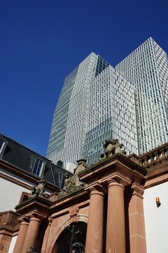 Das Palais Thurn und Taxis vor der Fassade des Nextower bei blauem Himmel und Sonnenschein an der Gro&szlig;en Eschenheimer Stra&szlig;e am Thurn-und-Taxis-Platz am 19.04.2022 in Frankfurt am Main in Hessen