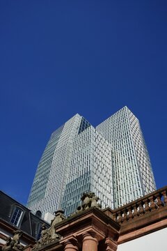 Das Palais Thurn und Taxis vor der Fassade des Nextower bei blauem Himmel und Sonnenschein an der Gro&szlig;en Eschenheimer Stra&szlig;e am Thurn-und-Taxis-Platz am 19.04.2022 in Frankfurt am Main in Hessen