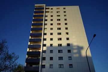 Saniertes Hochhaus mit Balkons im Stil der Architektur der Sechzigerjahre und Siebzigerjahre im...