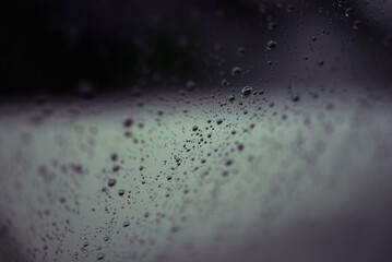 Gouttes de pluie sur vitre fenêtre