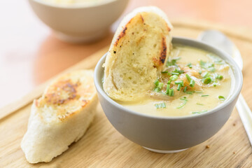 onion soup with croutons - 504224512
