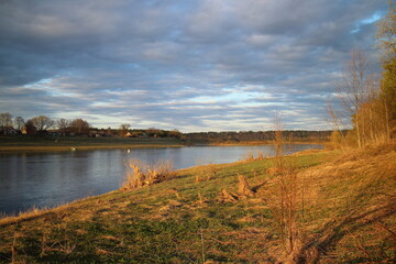 Obraz premium Evening on the river in the countryside in spring