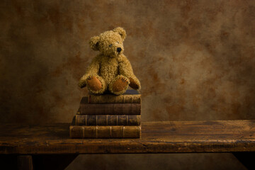Old teddy bear on wooden shelf - obrazy, fototapety, plakaty