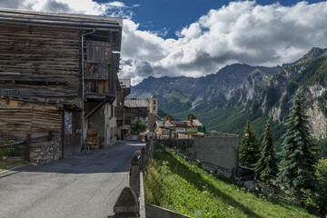 Village de Saint Véran en été , dans les Hautes-Alpes , France
