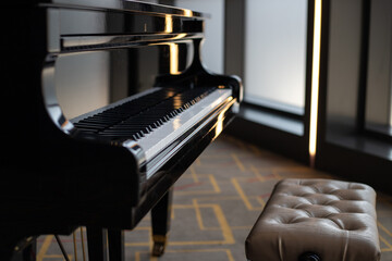piano à queue dans une salle de concert de musique classique