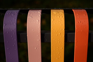 Banc public - lames de métal colorées et gouttes de pluie