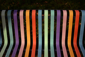 Banc public - lames de métal colorées et gouttes de pluie