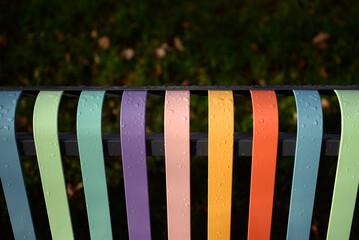 Banc public - lames de métal colorées et gouttes de pluie