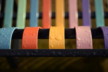 Banc public - lames de métal colorées et gouttes de pluie