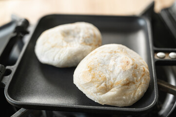 冷凍の焼餅を焼く　