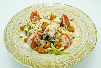 ensalada cesar con tomate, pollo y aguacate