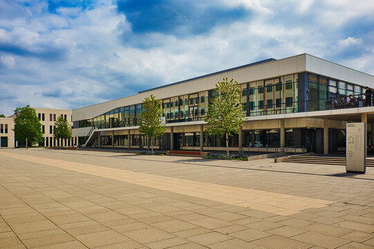 Moderne Architektur der Mensa am Campus Jahnallee mit Glasfassade und Campusgel&auml;nde, Universit&auml;t Leipzig, Sachsen, Deutschland