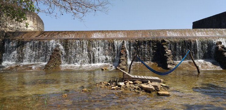 Cachoeira das Almecegas no estado Ceara, é uma barreira cimentada por onde passa as aguas da Lagoa Almecegas. Com direito a rede e espreguiçadeira.