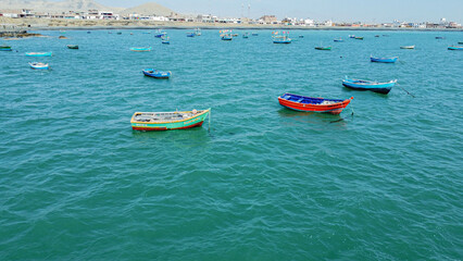 Barcos en Playa Las tortugas (Ancash), desde dron DJI