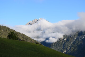 Berg mit Rest einer Gewitterwolke