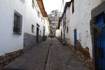 Fototapeta na wymiar Cusco street with beautiful ancient architecture. Cobbled street of the old city of Cusco