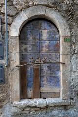 Fototapeta na wymiar medieval doorway in Italy