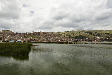 Fototapeta na wymiar The coast of Lake Titicaca overlooking the city of Puno, Peru