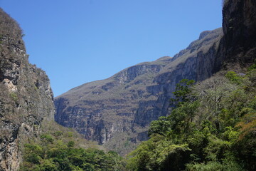 Fototapeta premium Sumidero Canyon (Spanish: Cañón del Sumidero) is a deep natural canyon located just north of the city of Chiapa de Corzo in the state of Chiapas, in southern Mexico.